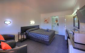 Twin Swans Motel